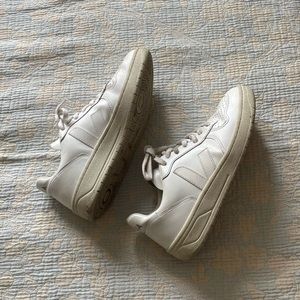 Veja V-10 Leather White